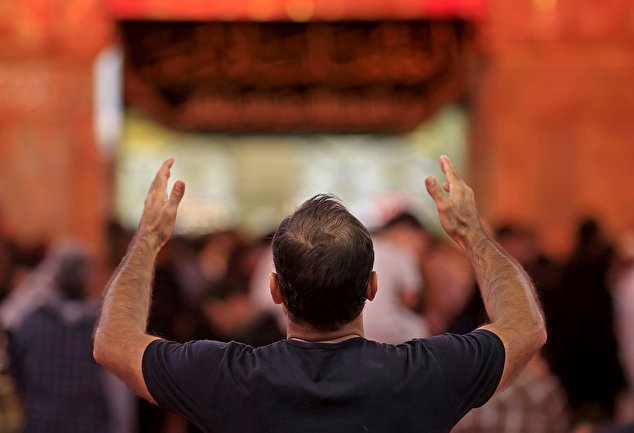 تصویر احساسی از زائر حرم امام حسین علیه السلام در کربلا