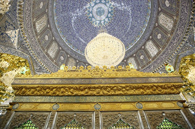 نمای زیبا از ضریح و گنبد امامین عسکریین در سامراء