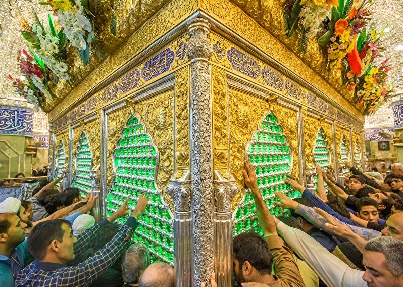 نمایی از ضریح مطهر و نورانی حضرت اباالفضل علیه السلام و زائرین حرم مطهر