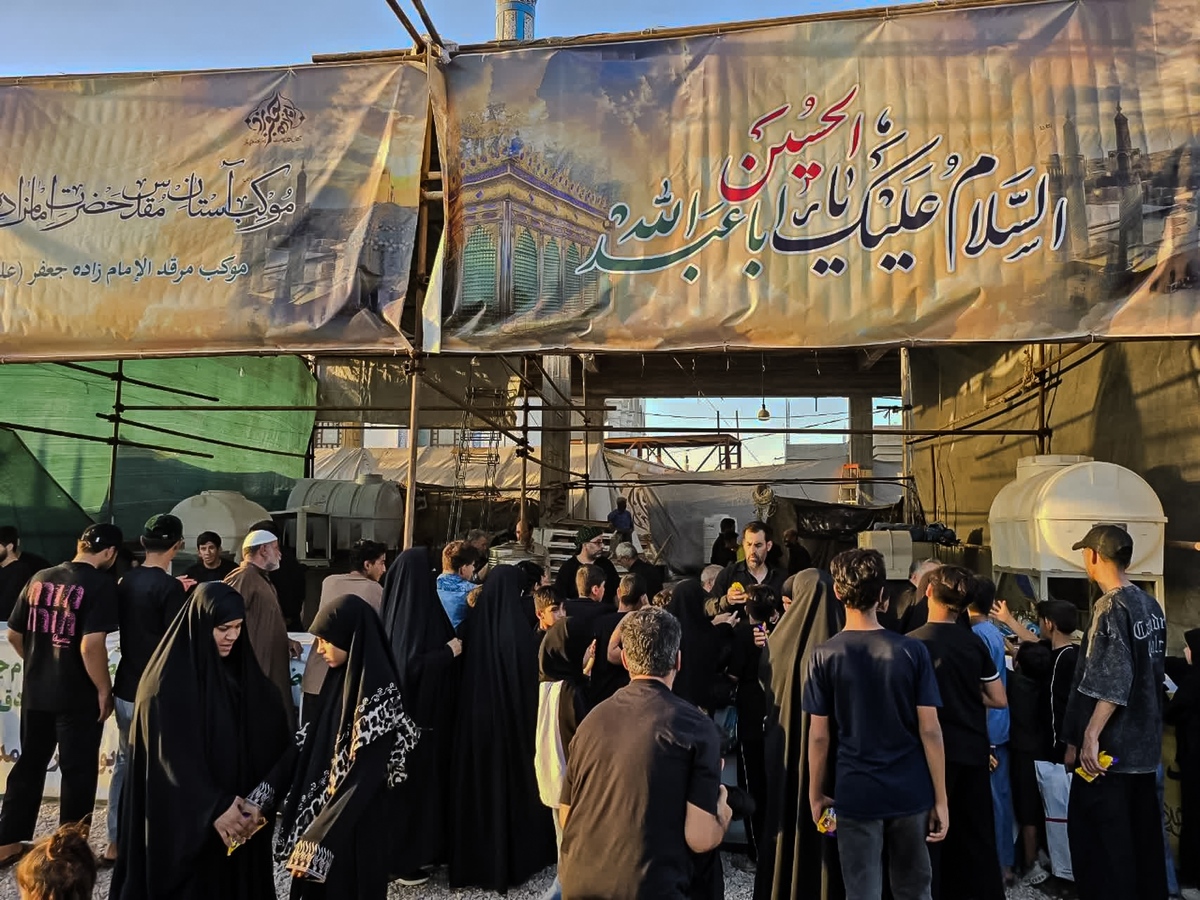 خادمان موکب آستان مقدس امامزاده جعفر(ع) یزد در قلب کربلا؛ پاسخگوی زائران اربعین